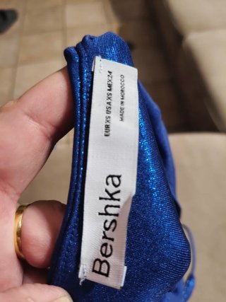 Mini abito blu metallizzato con spacco