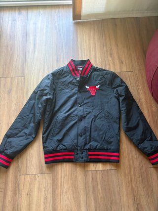 Chaqueta New Era Bulls Negra y Roja