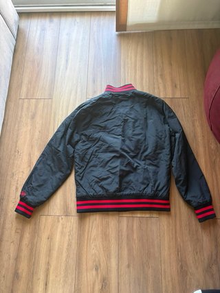 Chaqueta New Era Bulls Negra y Roja