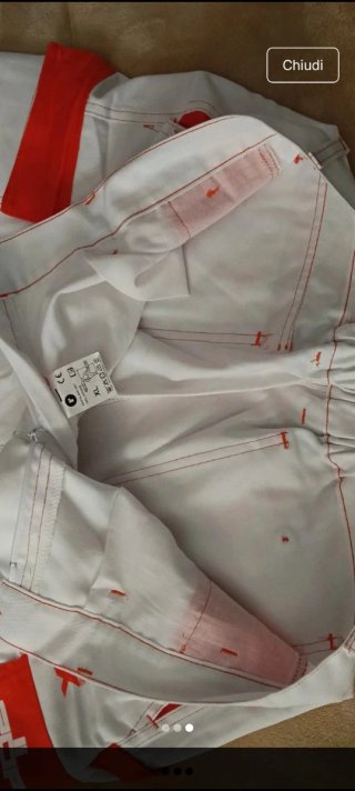 Pantaloncini da lavoro bianchi con dettagli aranci