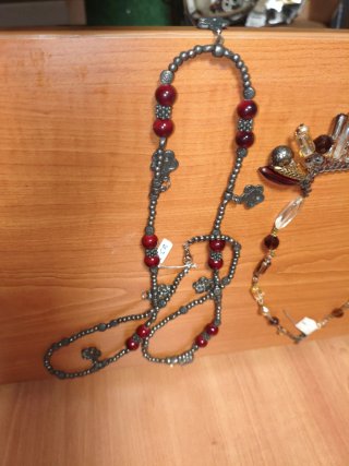 Collar de bisutería con cuentas