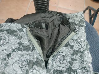 Falda corta bordada con pedrería