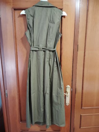 Traje verde oliva sin mangas