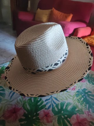 Sombrero de paja beige con banda