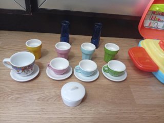 Cocina maletín y set de tazas y vasos juguete