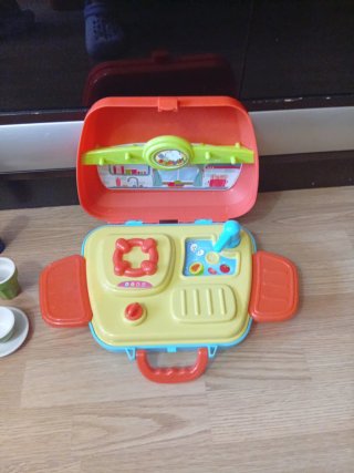 Cocina maletín y set de tazas y vasos juguete