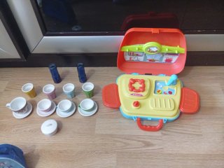 Cocina maletín y set de tazas y vasos juguete