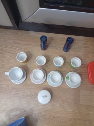 Cocina maletín y set de tazas y vasos juguete