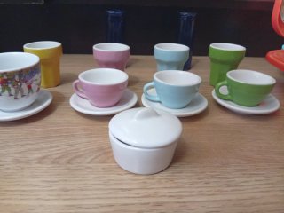Cocina maletín y set de tazas y vasos juguete