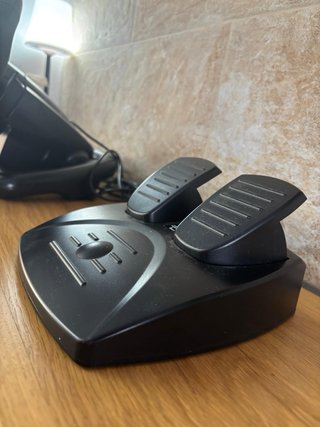 Volante y pedales para gaming
