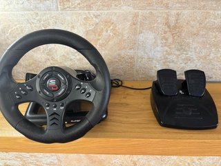 Volante y pedales para gaming