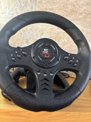 Volante y pedales para gaming