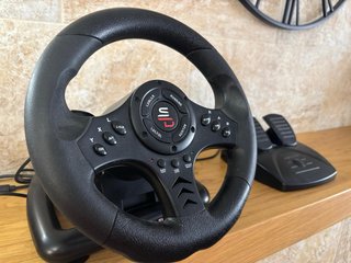 Volante y pedales para gaming