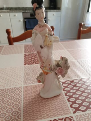 3 Figuras Geishas y Jarrón Cerámica altura 28cm