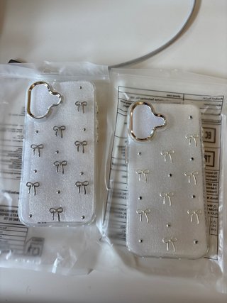 Cover iPhone 16 con design a fiocco