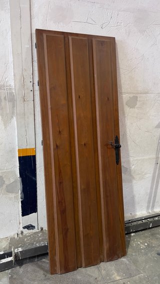 Puertas madera maciza con marco.