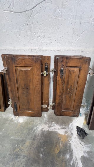 Puertas madera maciza con marco.