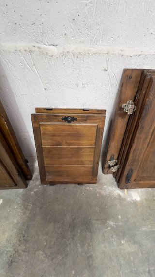 Puertas madera maciza con marco.