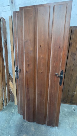 Puertas madera maciza con marco.