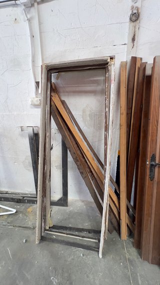 Puertas madera maciza con marco.