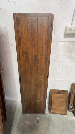 Puertas madera maciza con marco.