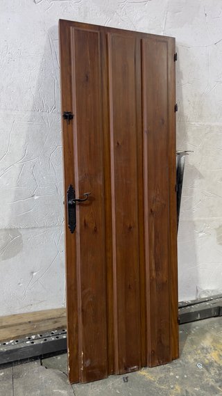 Puertas madera maciza con marco.