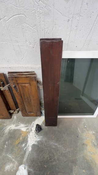 Puertas madera maciza con marco.