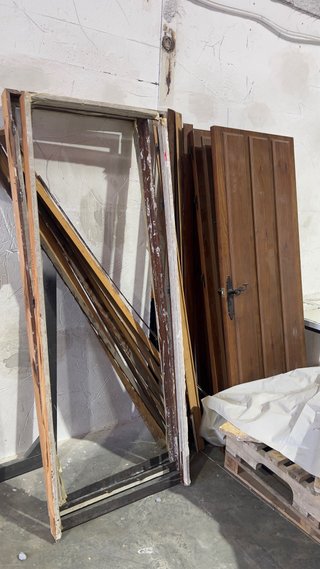 Puertas madera maciza con marco.