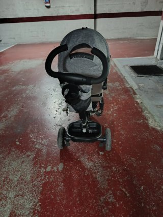 Triciclo infantil gris