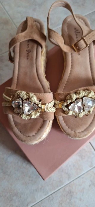 Sandalias beige adornos pedrería