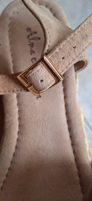 Sandalias beige adornos pedrería