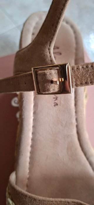 Sandalias beige adornos pedrería