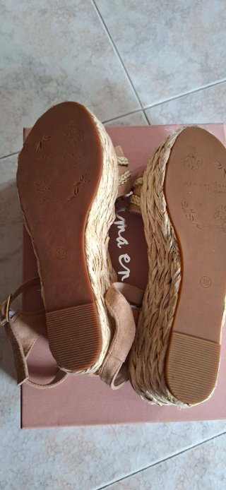 Sandalias beige adornos pedrería