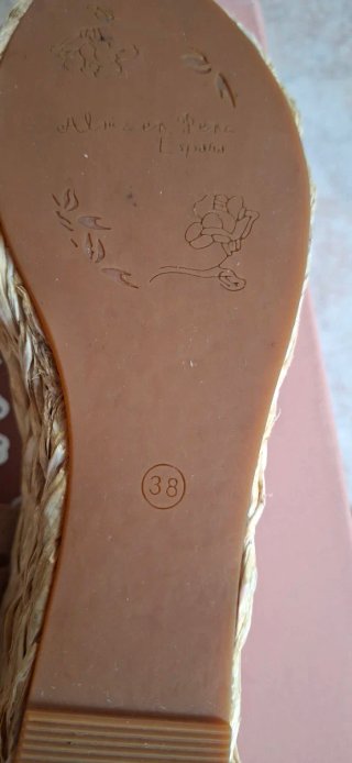 Sandalias beige adornos pedrería