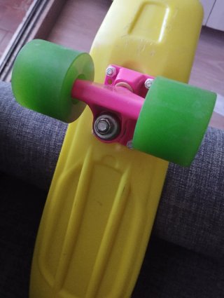 Monopatín amarillo