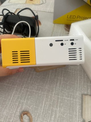 Proyector LED Artlii Blanco y Amarillo