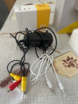 Proyector LED Artlii Blanco y Amarillo