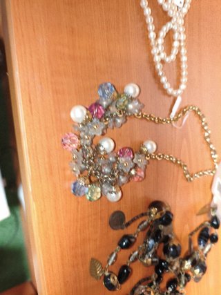 Collares perlas y bisutería
