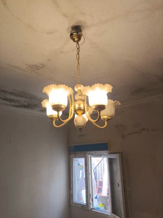 Lámpara colgante dorada y blanca