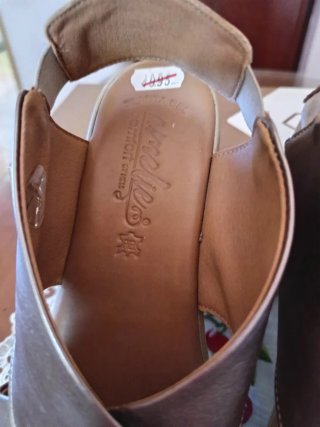 Sandalias doradas usadas dos veces