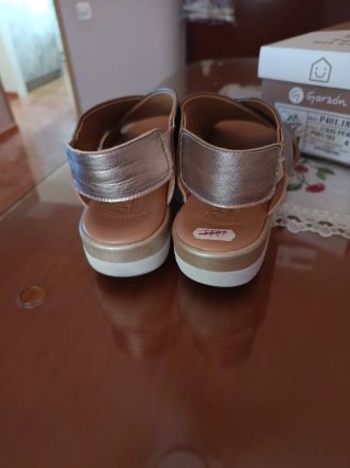 Sandalias doradas usadas dos veces