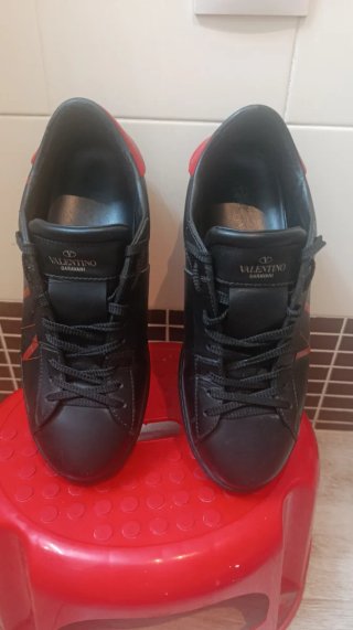 Zapatillas Valentino Garavani Negras y Rojas