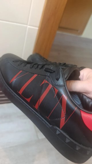Zapatillas Valentino Garavani Negras y Rojas