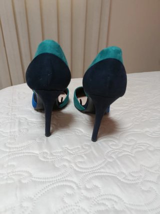 Zapatos de tacón azul y verde