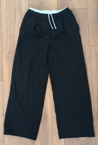 Pantalón de traje negro con cintura blanca