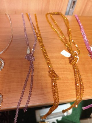 Collar de bisutería dorado y morado