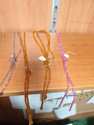 Collar de bisutería dorado y morado