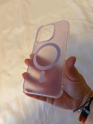 Funda morada para iPhone 15 pro con MagSafe