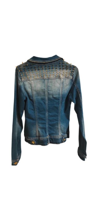 Cazadora vaquera con tachas doradas