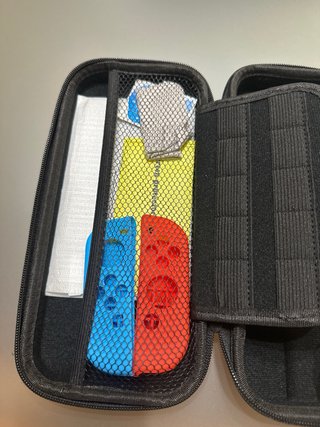 Nintendo Switch Roja con su funda